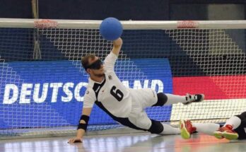 Bild von Oliver Hörauf, wie ein einen Ball hält - Foto: Ulf Lange / fußballfotografie