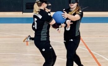 Pia Knaute und Lisa Triebel übergeben sich einen Ball